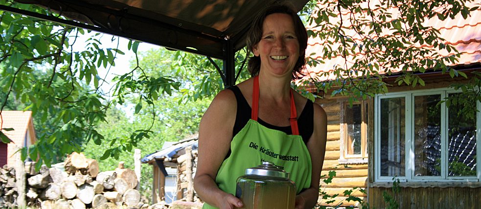 Erfrischung gefällig? Heidi Knappe mit der selbstgemachten Waldmeisterbowle