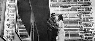 Mann und Frau vor Plattenbau &copy;  Midnight Sun Film Festival Szene aus Jonas