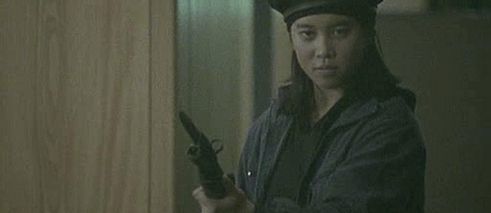 Junge Frau mit Waffe