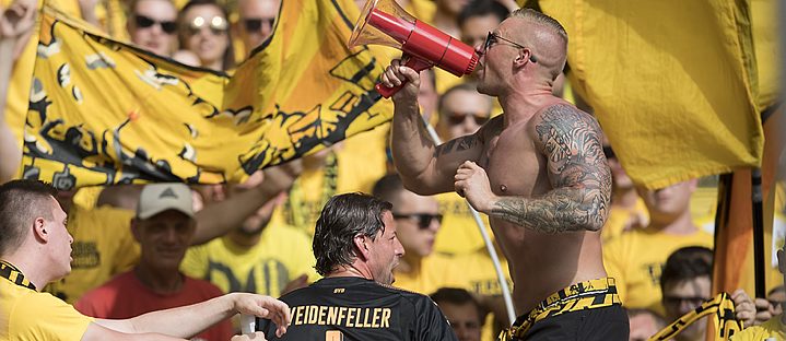 Fans von Borussia Dortmund mit Torwart Roman Weidenfeller in der Kurve