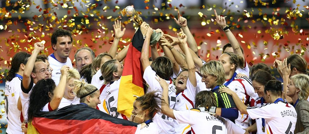 Nach dem Finale gegen Brasilien: Die deutsche Frauennationalmannschaft freut sich 2007 über den Weltmeisterschaftstitel.
