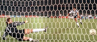 MS 1990: Anglický útočník Gary Lineker (vpravo) střílí v penaltovém rozstřelu proti Bodo Illgnerovi branku na 1:0, na konci Anglie prohraje 4:3.