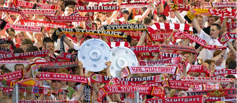 Adeptos da equipa VfB Stuttgart com o cachecol da vitória