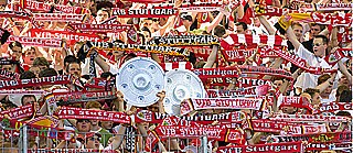 Fans des VfB Stuttgart mit der Meisterschale