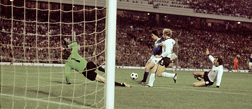 東德前鋒于爾根．施巴爾瓦薩（左邊數來第二個），閃過後衛貝爾蒂．福格茨（Berti Vogts右邊數來第二個）和門將瑟普．邁爾，射門得分，以一比零擊敗西德足球隊。 