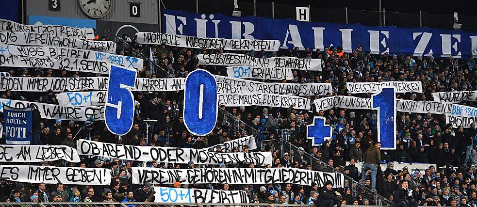 Mnichovští fanoušci protestují za zachování pravidla „50+1“.