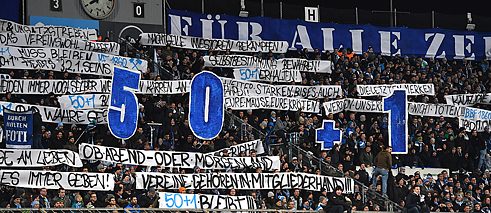 慕尼黑球迷為維持「五十加一」規則遊行。 
