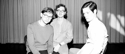 Photo du groupe Contrast Trio. Les trois musiciens sont assis