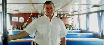 Der Schiffskapitän Robert Schneider auf dem Schiff.