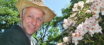 Gärtner Thomas Heller mit Rhododendren