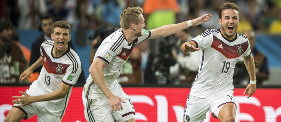 托瑪斯·穆勒、安德烈·舒勒和馬里歐·格策：在2014年世界盃足球決賽中獲勝後歡慶關鍵致勝的進球
