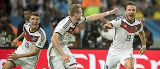 托瑪斯·穆勒、安德烈·舒勒和馬里歐·格策：在2014年世界盃足球決賽中獲勝後歡慶關鍵致勝的進球