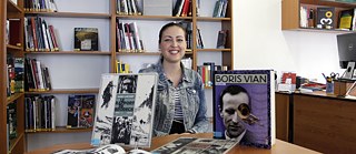 Iva freut sich über französische Comics und Graphic Novels in der Romanischen Bibliothek.