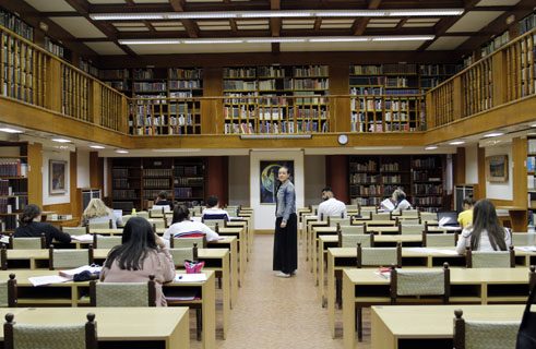 Studiensaal im Hauptgebäude. Ein ruhiger Ort für Lektüre und Unterrichtsvorbereitungen.