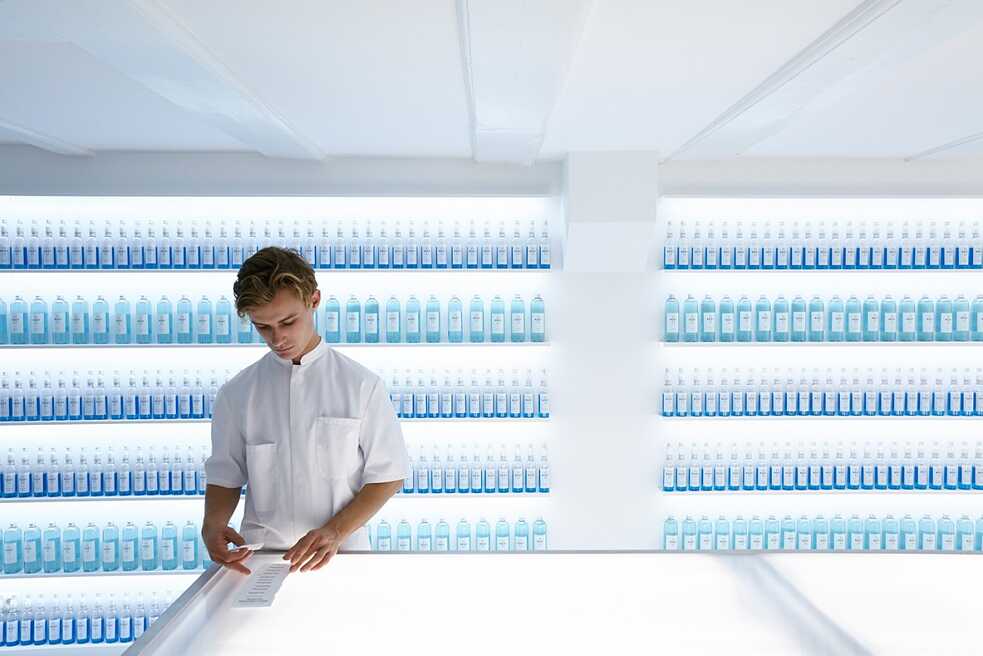 Whitestore. Больше напоминающий бар магазин витаминов площадью в 50 м² в Амстердаме — в квартале Красных фонарей. За 9-метровой барной стойкой — сотрудники в белых халатах, зеркало за ними визуально расширяет пространство, а яркий белый свет контрастирует с доминирующим в районе красным