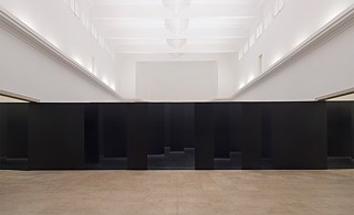 Eine optische Täuschung empfängt die Besucher unmittelbar nach Betreten des Pavillons: Die Wand, vor der sie sich wähnen, besteht aus Dutzenden Versatzstücken.