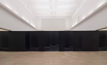Eine optische Täuschung empfängt die Besucher unmittelbar nach Betreten des Pavillons: Die Wand, vor der sie sich wähnen, besteht aus Dutzenden Versatzstücken.