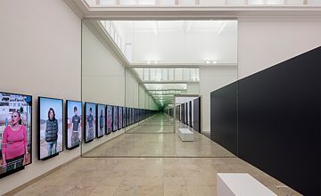 In der Videoinstallation „Wall of Opinions“ kommen Menschen zu Wort, die heute noch mit Mauern leben müssen. 