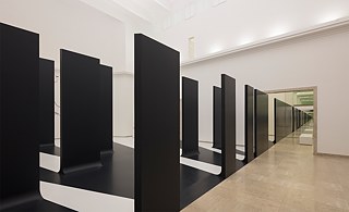 Es gibt keine durchgehende Wand, sondern nur einzelne Stelen.