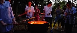 Junge Leute bereiten etwas am Feuer vor | Foto: Iryna Pankova