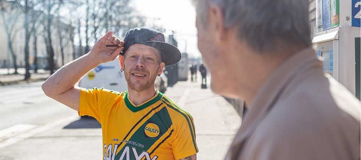 Marion ''Gröna'' Gröönroos (vas.) on myös Illusian vakioasiakkaita. Oikealla Tapsa von Müller