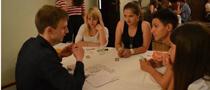 Mehrere Schüler sitzen an einem Tisch | Foto: Olha Ivanyna