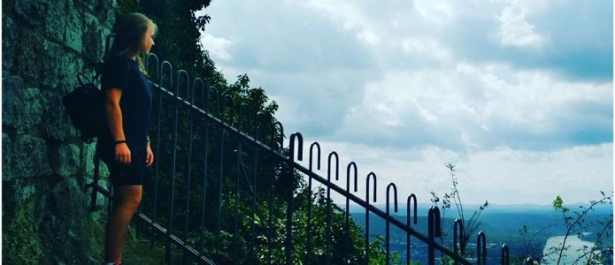 Ein Mädchen vor einem Zaun | Foto: Viktoriya Turkivska