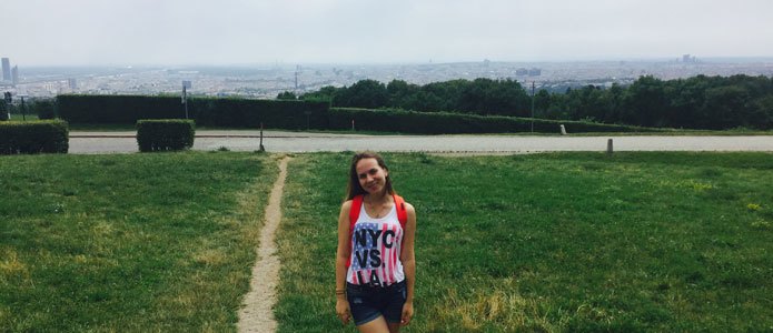 Ein Mädchen auf einer grünen Wiese | Foto: Polina Samoilenko