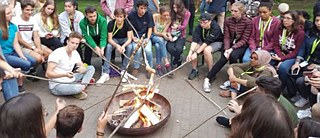Група молодих людей готує щось на вогні | Фото: Вікторія Турківська