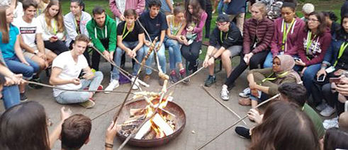 Gruppe junger Leute bereiten etwas am Feuer vor | Foto: Viktoriya Turkivska