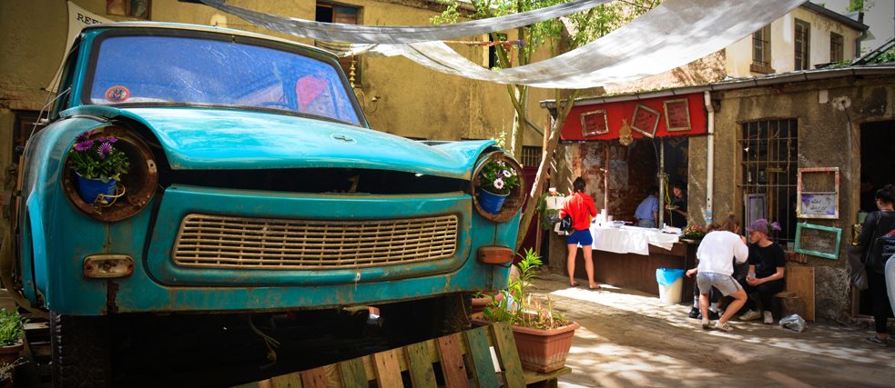 Okno do dvora: syndikát nájemních domů proti spekulantům s nemovitostmi 