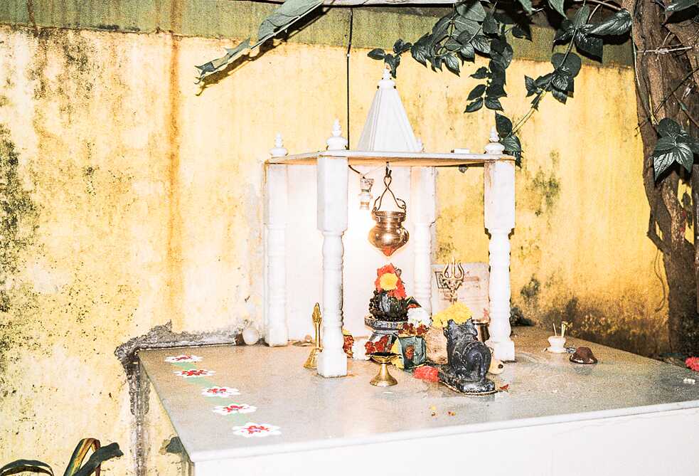 Hindu-Schrein mit Dreizack (Trishul) und Bulle, die als Zeichen des Gottes Shiva gelten.