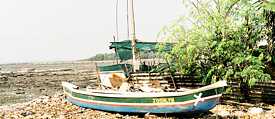 Koli-Fischer-Boot Joshlyn an Chimbais felsigem Strand 