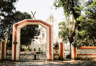 Hier an der Hill Road befindet sich die St. Andrew-Kirche, die bekannt für ihre Tafel mit Sprüchen ist, die von Herrn Mohan Roche gestaltet wird. Um die Ecke beginnt Chimbai.