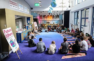 Die Teilnehmer*innen kommen zum Austausch im Kreis zusammen