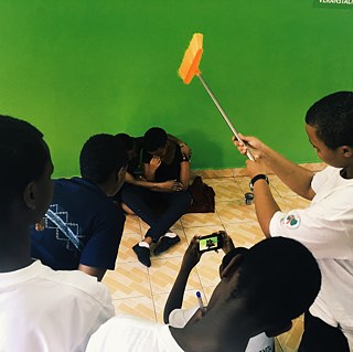 Mädchen beim workshop filmen eine Szene