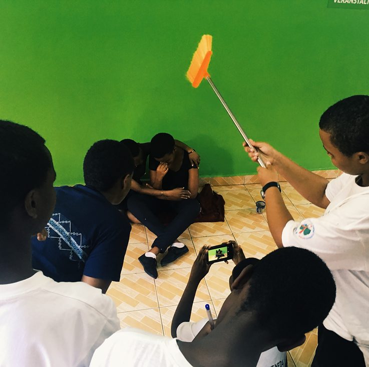 Mädchen beim workshop filmen eine Szene