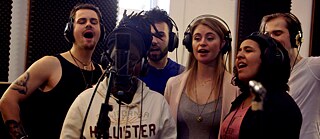 singende Menschen vor einem Studio Mikrofon