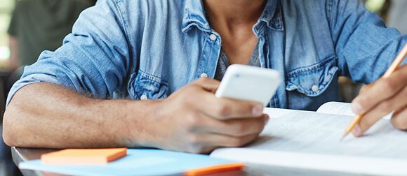 Texte in YouTube und WhatsApp enthalten besondere sprachliche Phänomene. 