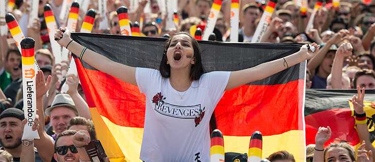 Schwarz-Rot-Gold so weit das Auge reicht: Fußballfans auf der Berliner Fanmeile bei der Fußball-Weltmeisterschaft 2018. 