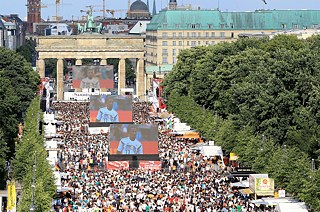 柏林的球迷大道：上萬的足球迷們聚集在此為德國國家隊的首場賽事加油。
