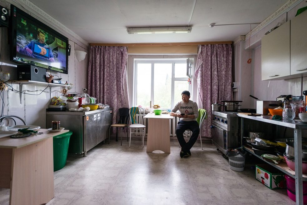 Ehrliche Arbeit oder schnelles Geld? Unser Wirt in seiner Küche. Ehrliche Arbeit oder schnelles Geld? Unser Wirt in seiner Küche.