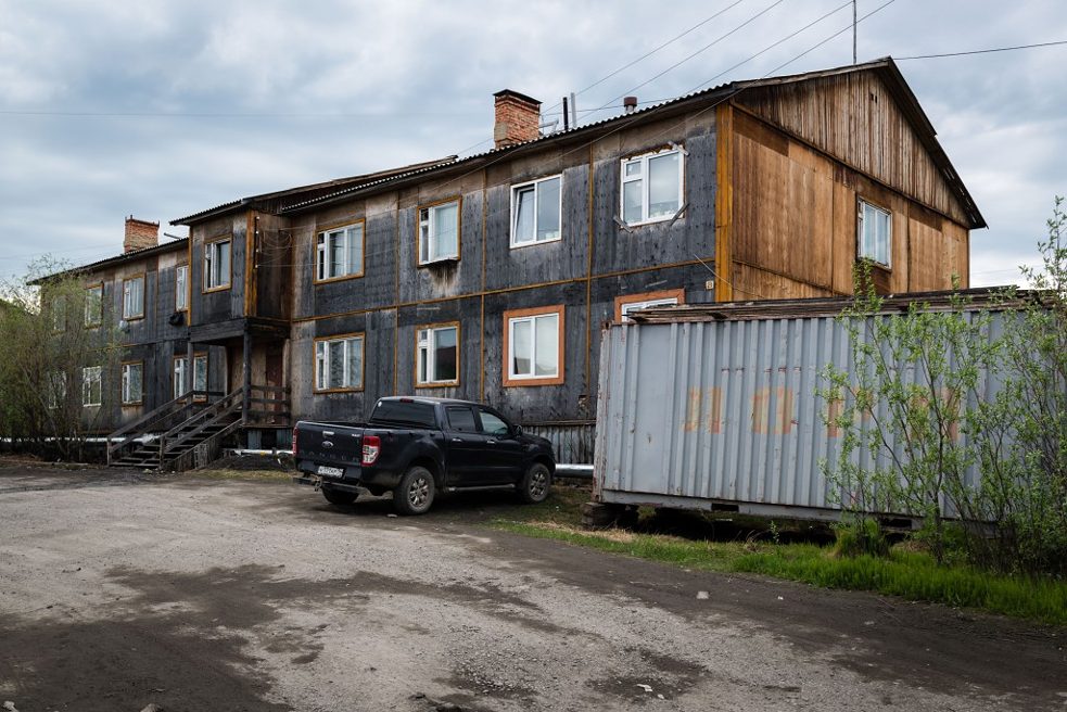 На улицах Белой Горы стоят джипы, но большинство домов представляют собой бараки 70-х годов постройки.