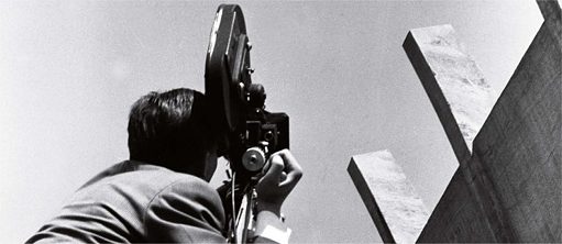 Kameramann vor Luftbrückendenkmal