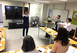 POETRY SLAM – Fortbildung und Workshop mit Fabian Navarro  © © Goethe-Institut Tokyo POETRY SLAM – Fortbildung und Workshop mit Fabian Navarro 