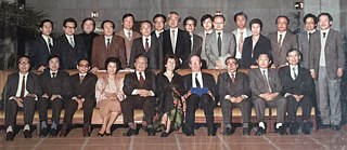 Georg Lechner (2. Reihe 3. von links) mit den koreanischen Teilnehmern eines internationalen Symposiums 1980 in einem Seouler Hotel 