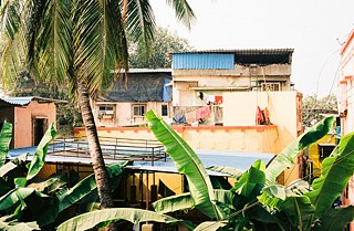 Hochhaus-Blick über den Dächern der Stadt Richtung Meer