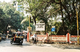 Den Beginn von Chimbai Village markiert die Kirche St. Andrew, die bekannten ist für ihre Tafel-Sprüche