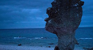 Film 'À la recherche d’Ingmar Bergman'. Au premmier plan, un énorme rocher en forme de visage, sur une plage, de nuit. &copy; Photo : © Epicentre À la recherche d’Ingmar Bergman