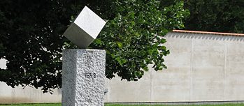 Monument voor het suikerklontje: op deze granieten sokkel in de Tsjechische stad Dačice balanceert een witte kubus. 